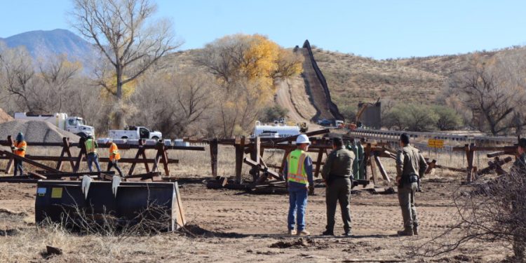 En Tucson, Arizona, el muro fronterizo de Estados Unidos aún no se termina de construir