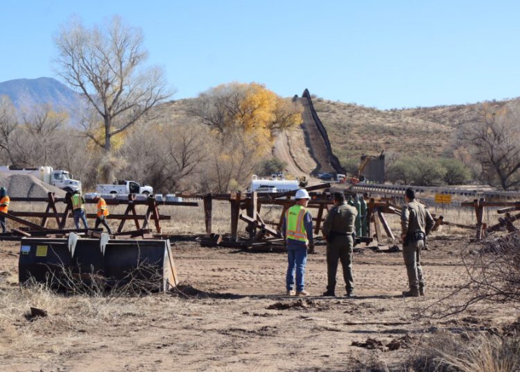 En Tucson, Arizona, el muro fronterizo de Estados Unidos aún no se termina de construir
