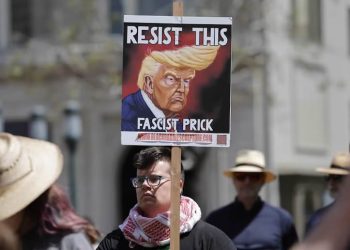 Trump cumple ya 6 de 8 pasos para convertirse en un líder fascista… y apenas lleva un año