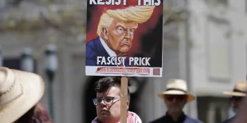 Trump cumple ya 6 de 8 pasos para convertirse en un líder fascista… y apenas lleva un año