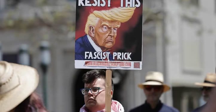 Trump cumple ya 6 de 8 pasos para convertirse en un líder fascista… y apenas lleva un año