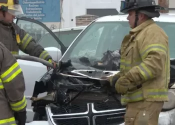 Vehículo se Incendia Frente a Banco del Bienestar en Hermosillo; Había Adultos Mayores
