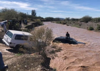 Corriente de río arrastra vehículo en Santa Ana, bomberos rescatan al conductor sin lesiones