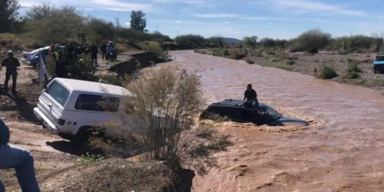 Corriente de río arrastra vehículo en Santa Ana, bomberos rescatan al conductor sin lesiones
