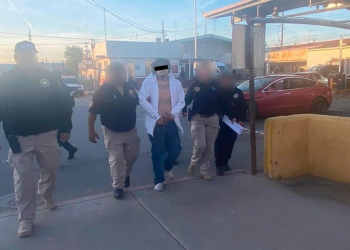 Detienen en Sonora a estadounidense con órdenes de arresto en su país; se le acusa de conducir bajo la influencia del alcohol