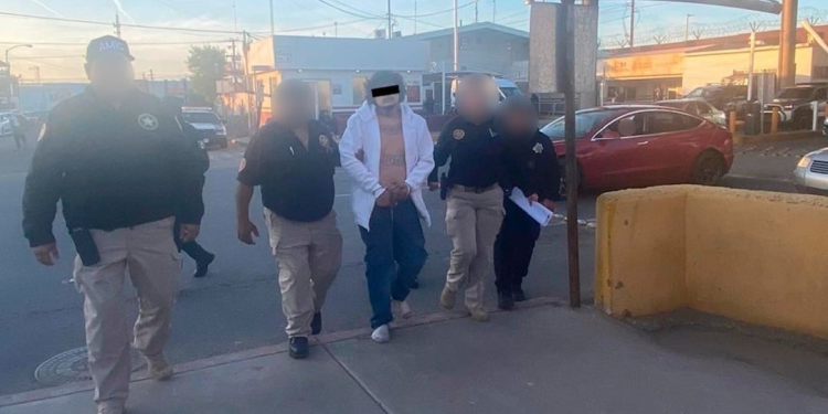 Detienen en Sonora a estadounidense con órdenes de arresto en su país; se le acusa de conducir bajo la influencia del alcohol