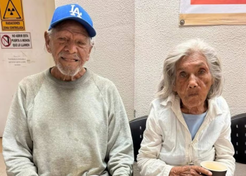 Abandonan a pareja de adultos mayores; viven en sala de espera de un hospital de Guaymas