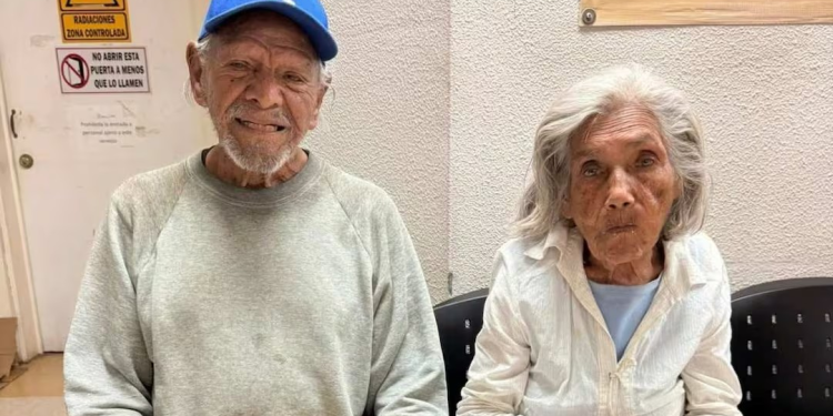 Abandonan a pareja de adultos mayores; viven en sala de espera de un hospital de Guaymas