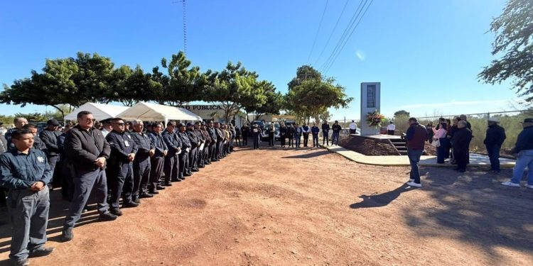 Policías de Etchojoa se manifestaron afuera del ayuntamiento para exigir mejor sueldo