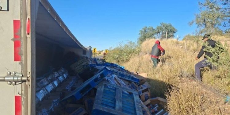Se vuelca tráiler de jugos en Sonora; se registra rapiña