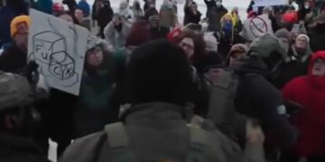 Crece la tensión en Minneapolis: manifestantes chocaron con agentes del ICE tras el asesinato de Renee Macklin Good