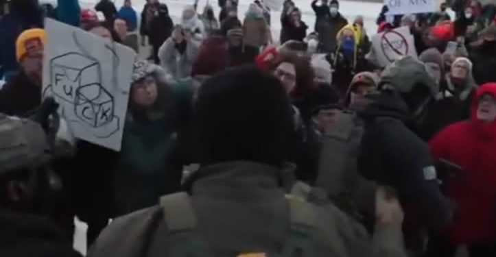 Crece la tensión en Minneapolis: manifestantes chocaron con agentes del ICE tras el asesinato de Renee Macklin Good