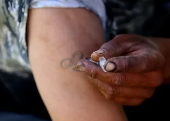 Muertes por fentanilo bajan 44.4% en EU; contención desde México, clave