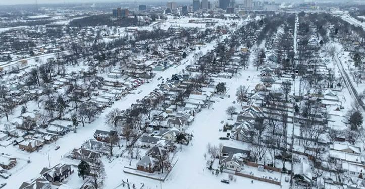 La tormenta ‘Fern’ azota Estados Unidos: avanza hacia el este dejando cortes de carreteras, apagones de luz y miles de vuelos cancelados