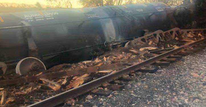 Ocho vagones de un tren se descarrilaron en Agua Zarca, Sonora