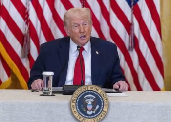 Trump juega con posibilidad de subir aranceles a países que no acepten sus planes en Groenlandia