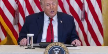 Trump juega con posibilidad de subir aranceles a países que no acepten sus planes en Groenlandia