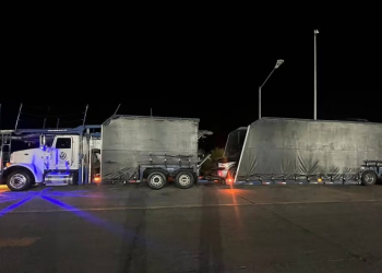 Aseguran tractocamión que trasportaba 6 autos con reporte de robo en Sonora; también trasladaba arsenal