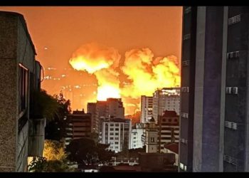 Venezuela denuncia una “agresión militar” de EE.UU. tras explosiones y sobrevuelo de aviones en Caracas y otras partes del país