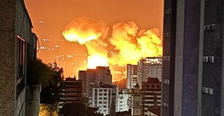 Venezuela denuncia una “agresión militar” de EE.UU. tras explosiones y sobrevuelo de aviones en Caracas y otras partes del país
