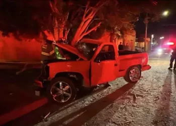 Dos Hombres Terminaron Prensados e Inconscientes al Chocar con un Árbol en Hermosillo