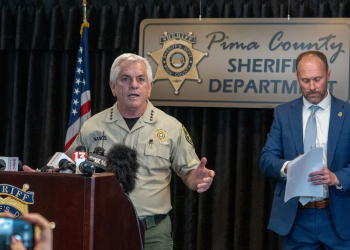 Liberan a detenido por secuestro de la mamá de presentadora Savannah Guthrie, reportan; FBI publicó imágenes del sospechoso