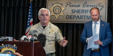 Liberan a detenido por secuestro de la mamá de presentadora Savannah Guthrie, reportan; FBI publicó imágenes del sospechoso