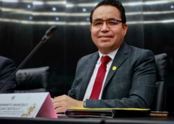 AMLO le regaló su libro a Heriberto Aguilar y sugiere apoyo a su candidatura en Sonora