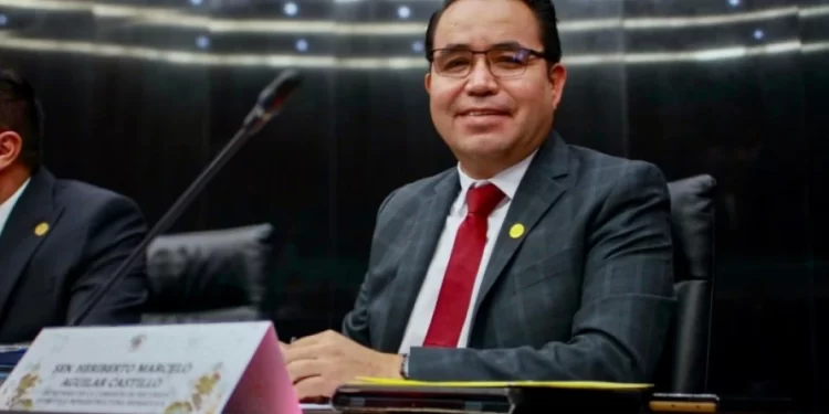 AMLO le regaló su libro a Heriberto Aguilar y sugiere apoyo a su candidatura en Sonora