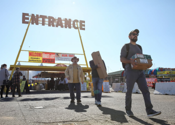 Reclutamiento por redes y pagos de hasta 14.000 dólares: una red trafica armas desde Arizona a México