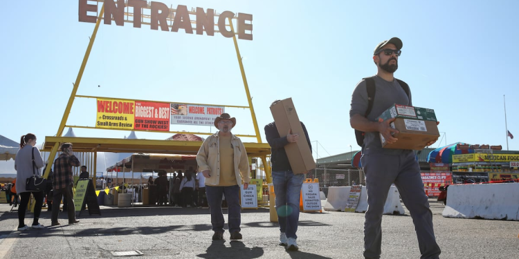 Reclutamiento por redes y pagos de hasta 14.000 dólares: una red trafica armas desde Arizona a México