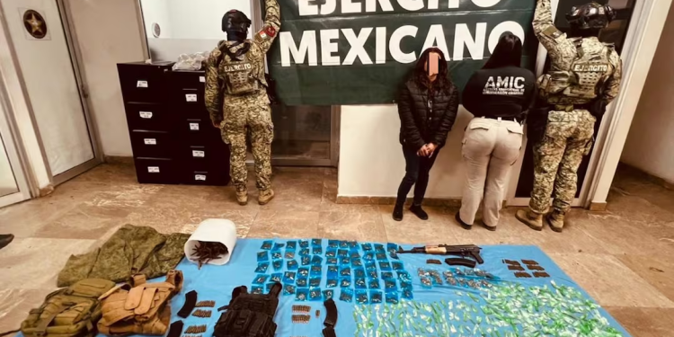 Detienen a mujer armada en Ciudad Obregón, Sonora; aseguran droga y arsenal
