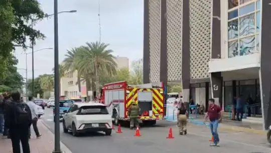 Evacúan Oficinas Administrativas del Isssteson por Presunto Incidente Eléctrico en Hermosillo