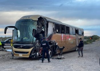 Aumenta a 5 las personas fallecidas en fatal accidente entre tráiler y autobús