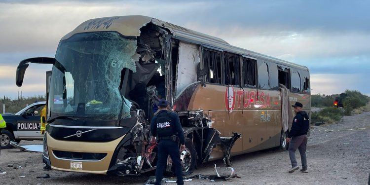 Aumenta a 5 las personas fallecidas en fatal accidente entre tráiler y autobús