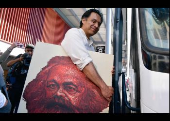 Marx Arriaga tomó su cuadro de Carlos Marx y se marchó de la SEP