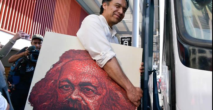 Marx Arriaga tomó su cuadro de Carlos Marx y se marchó de la SEP