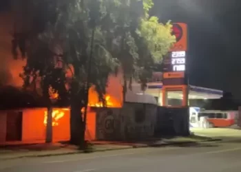 Taller de Tapicería Junto a Gasolinera Se Incendia en Hermosillo; No se Presentaron Lesionados