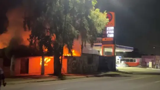 Taller de Tapicería Junto a Gasolinera Se Incendia en Hermosillo; No se Presentaron Lesionados