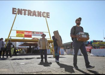 Reclutamiento por redes y pagos de hasta 14.000 dólares: una red trafica armas desde Arizona a México