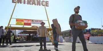 Reclutamiento por redes y pagos de hasta 14.000 dólares: una red trafica armas desde Arizona a México