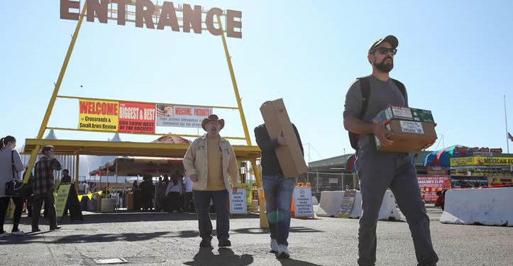 Reclutamiento por redes y pagos de hasta 14.000 dólares: una red trafica armas desde Arizona a México