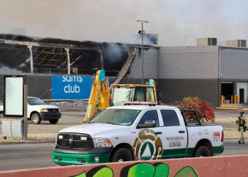 Avanza investigación tras incendio en tienda Sam’s Club de Hermosillo; Fiscalía de Sonora analiza punto de ignición