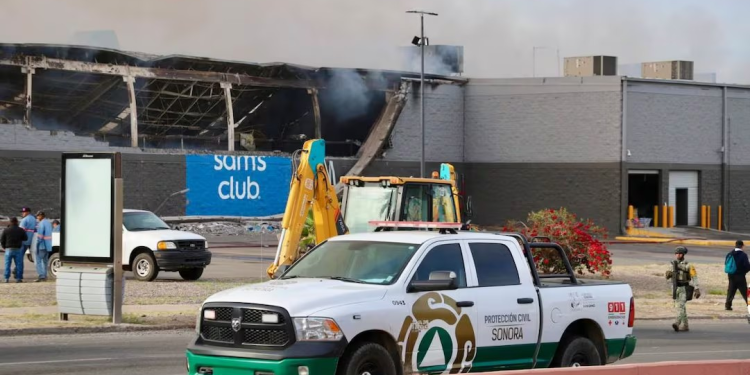 Avanza investigación tras incendio en tienda Sam’s Club de Hermosillo; Fiscalía de Sonora analiza punto de ignición