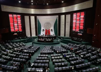 Los amos de las ‘pluris’: PAN y PRI acumulan más horas de vuelo legislativo