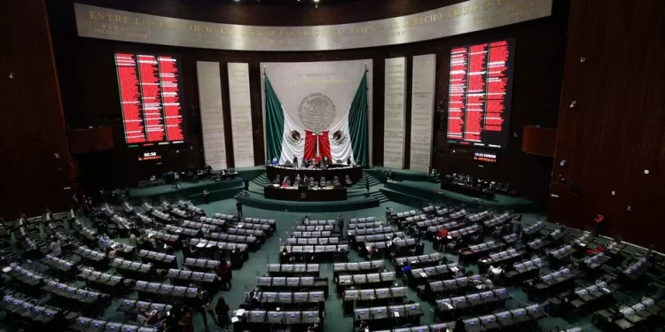 Los amos de las ‘pluris’: PAN y PRI acumulan más horas de vuelo legislativo