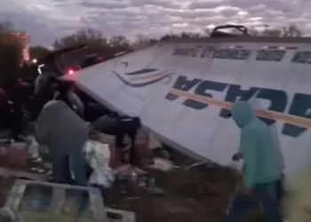 Volcadura de tráiler en Sonora desata rapiña de productos de limpieza