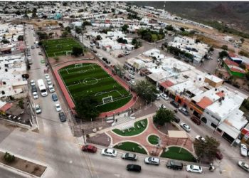 Entrega alcaldesa Karla Córdova González trabajos de rehabilitación de campos deportivos en Guaymas Norte