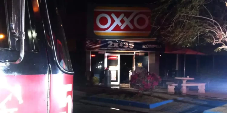 Investigan incendio de camiones, autos y tienda de conveniencia en SLRC