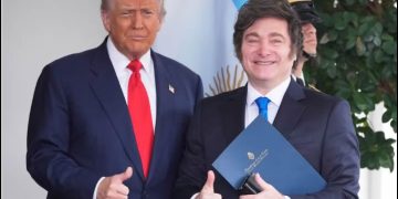 Jornadas laborales de 12 horas y pagos en especie; esta es la recién aprobada reforma laboral de Milei en Argentina